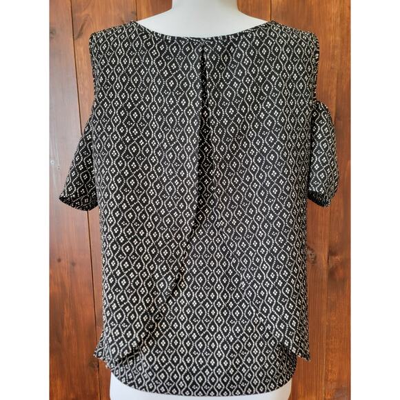 Meraki Women’s L Cold Shoulder Black Top Cream Floral Flutter Sleeves Cape Back - Picture 7 of 16